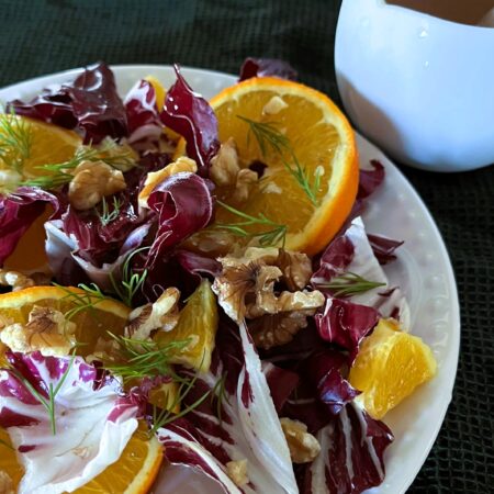 Insalata con radicchio, arance, noci e aneto, condita con aceto balsamico di abete ACETIS