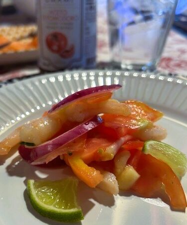 Insalata con gamberi, frutta fresca e verdure, condita con aceto di pomodoro UMAMI