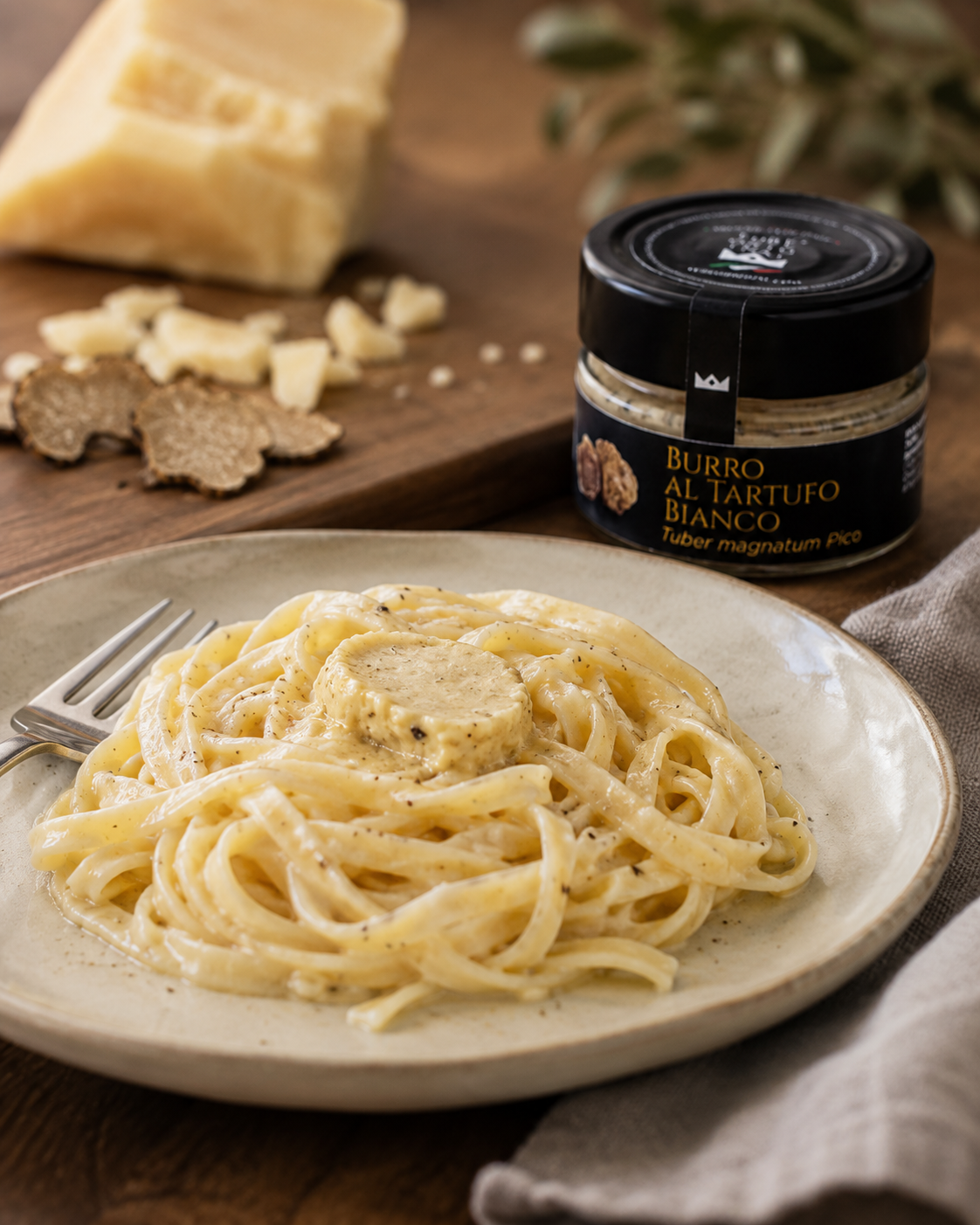 Burro al Tartufo Bianco Tube Original 80 g utilizzato per mantecare un piatto di pasta fresca