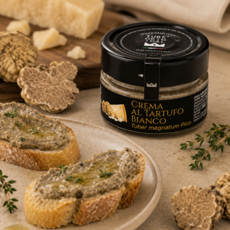 Crema al Tartufo Bianco Tube Original 80 g spalmata su crostini di pane rustico, ideale per antipasti e aperitivi gourmet.