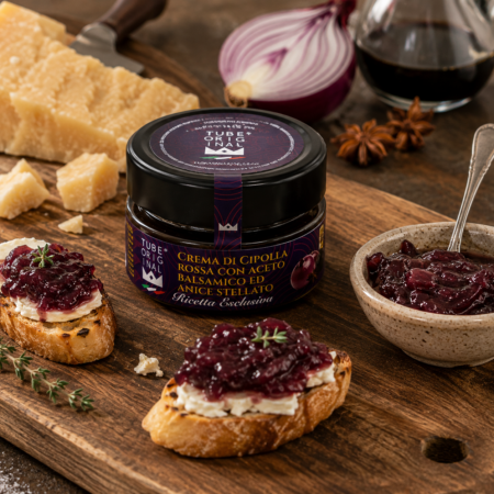 Crema di Cipolla Rossa con Aceto Balsamico e Anice Stellato Tube Original servita su crostini e formaggio all'interno di un tagliere gourmet.