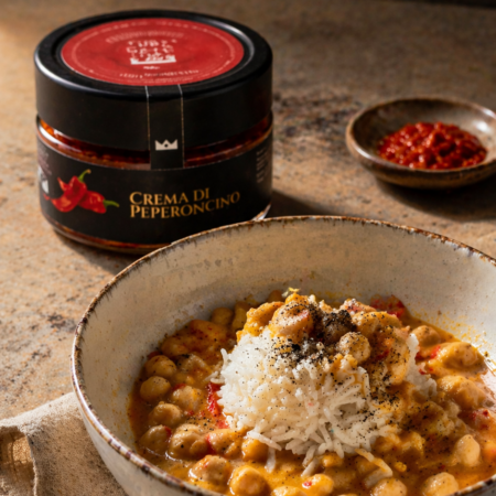 Un esempio di utilizzo: la crema di peperoncino aggiunge carattere e intensità al curry di ceci