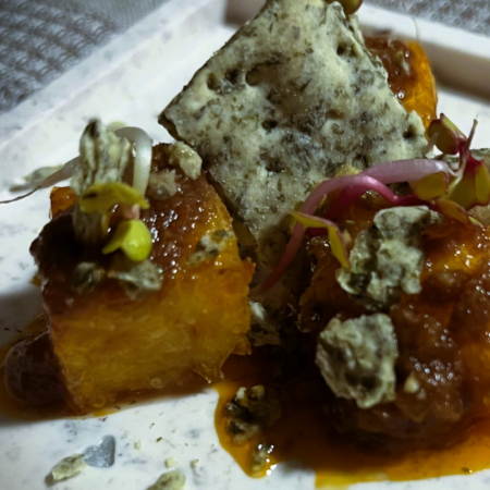 Bocconcini di polenta con crema di tonno alla mediterranea Tube Original e cracker alle alghe, idea per antipasto