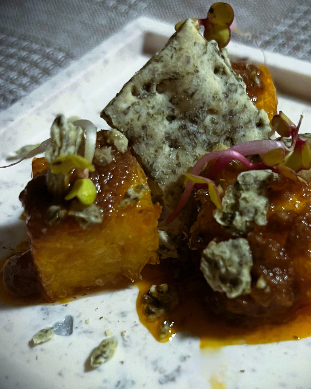 Bocconcini di polenta con crema di tonno alla mediterranea Tube Original e cracker alle alghe, idea per antipasto