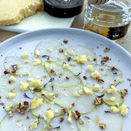 Piatto gourmet con carpaccio di pere, noci, formaggio e Delizia di miele al tartufo
