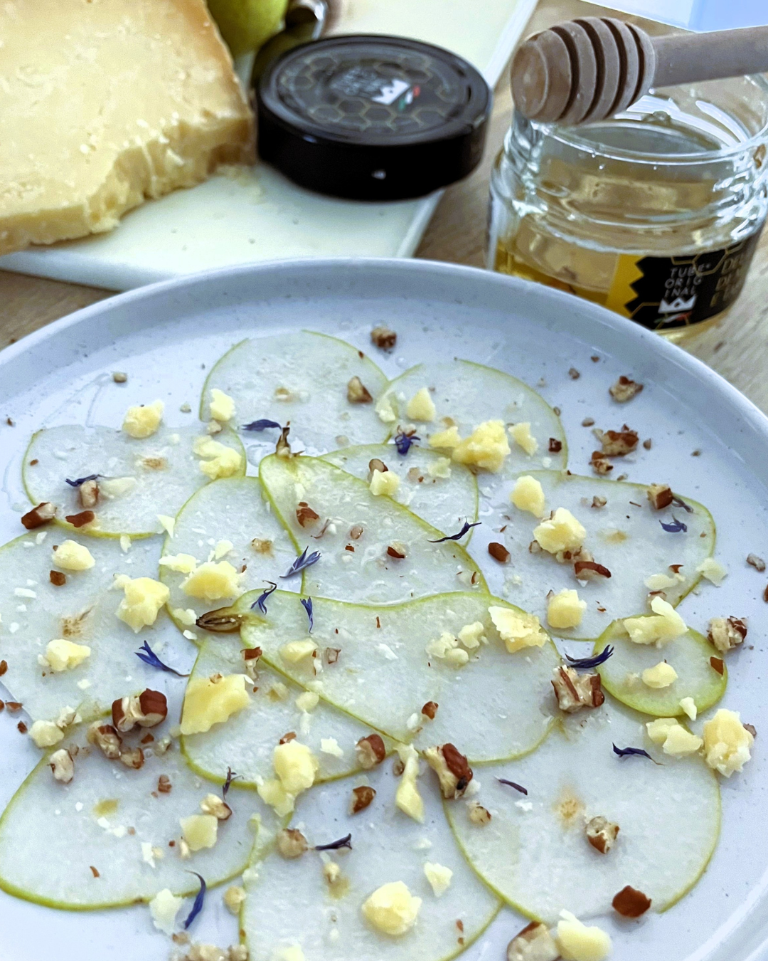 Piatto gourmet con carpaccio di pere, noci, formaggio e Delizia di miele al tartufo