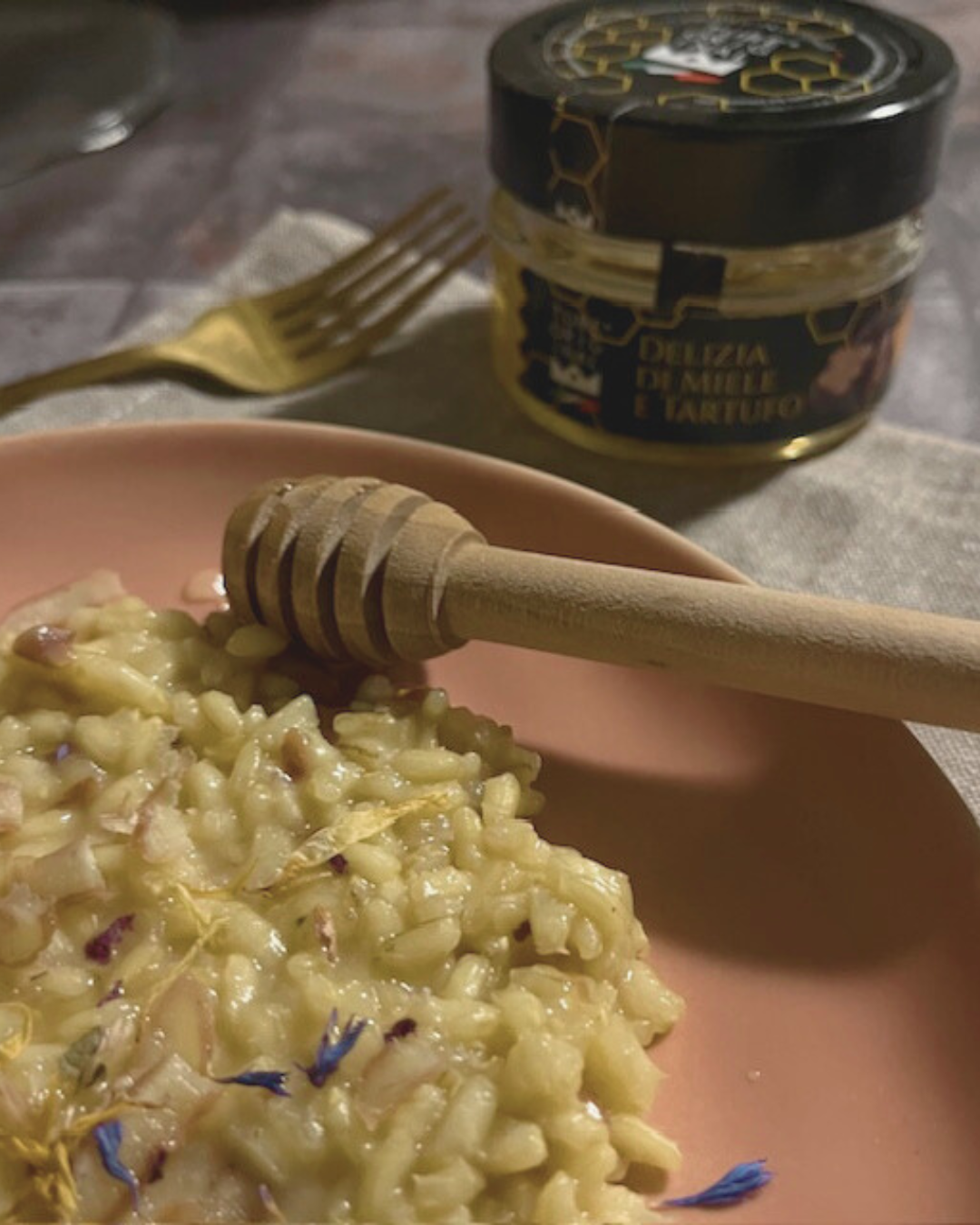 Piatto di risotto gourmet con Delizia di miele al tartufo Tube Original e decorazioni floreali