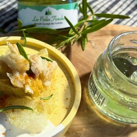 Chip di carta di riso con branzino e perle al rosmarino selevatico - Les Perles Florales.