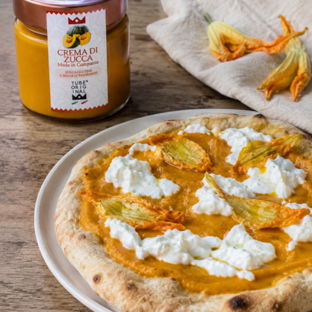 Crema di Zucca Tube Original utilizzata come base per una pinsa con stracciatella e fiori di zucca.