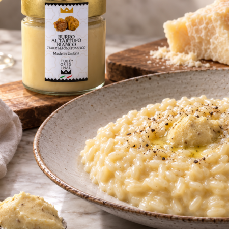 Burro al Tartufo Bianco Tube Original utilizzato per mantecare un risotto cremoso