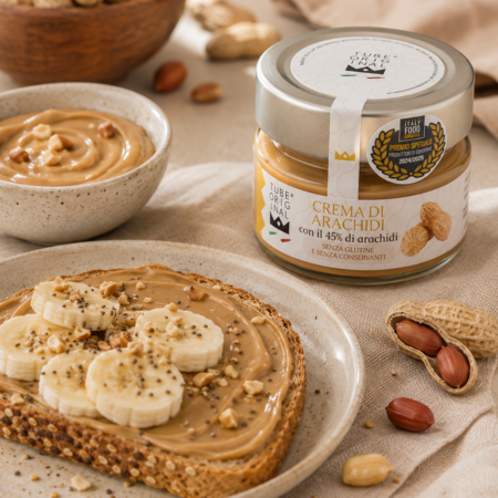 Crema di Arachidi Tube Original con il 45% di arachidi spalmata su pane ai cereali con banana fresca e granella di arachidi.