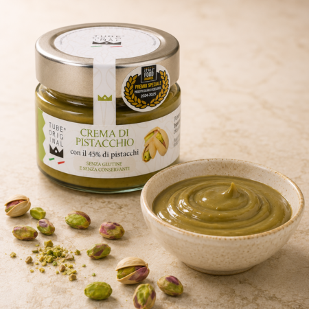 Crema di Pistacchio Tube Original con il 45% di pistacchi servita in una ciotola, con pistacchi interi e tritati.