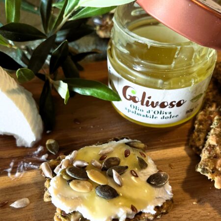Cracker con ricotta e Golivoso EVO, crema dolce spalmabile a base di olio extravergine siciliano
