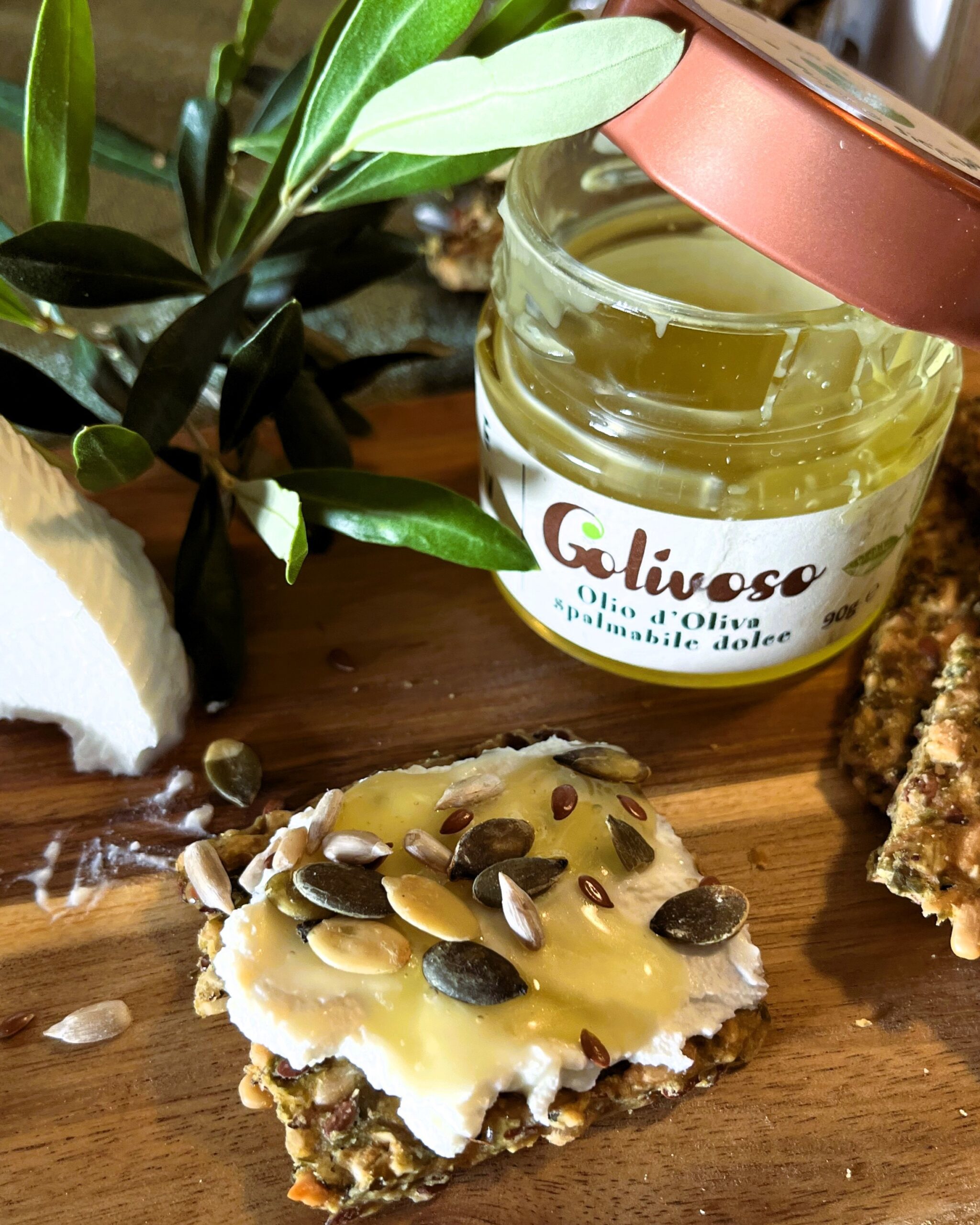 Cracker con ricotta e Golivoso EVO, crema dolce spalmabile a base di olio extravergine siciliano