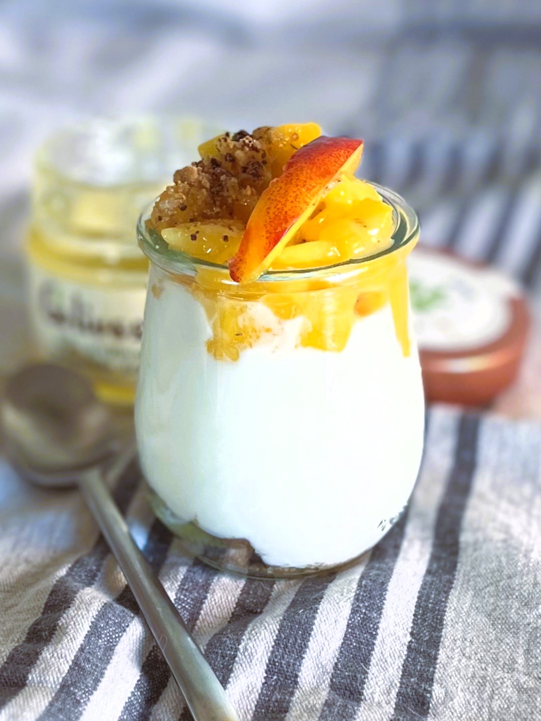 Dessert con yogurt, pesche e Golivoso EVO, crema dolce spalmabile a base di olio extravergine siciliano