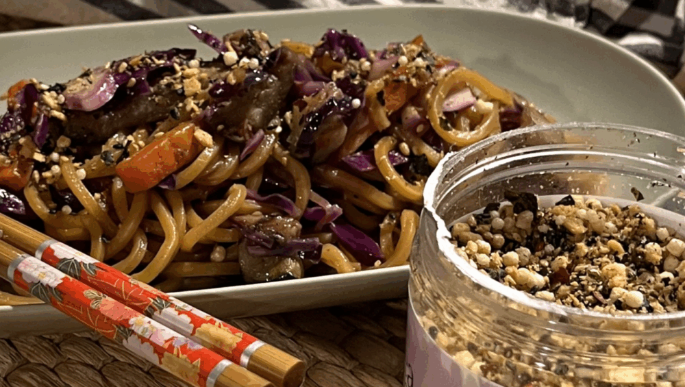 Noodles con verdure e topping croccante alle alghe, ispirato alla cucina coreana