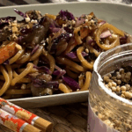 Noodles con verdure e topping croccante alle alghe, ispirato alla cucina coreana