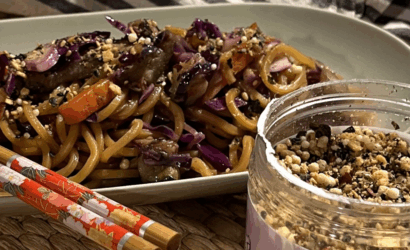 Noodles con verdure e topping croccante alle alghe, ispirato alla cucina coreana