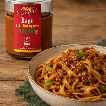 Ragù alla Bolognese Vegano servito con tagliatelle, ideale per preparare un primo piatto 100% vegetale.