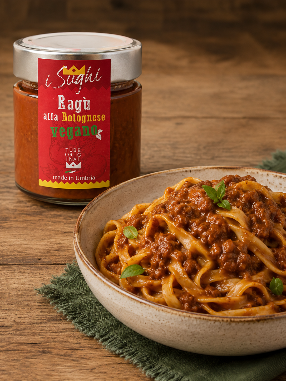 Ragù alla Bolognese Vegano servito con tagliatelle, ideale per preparare un primo piatto 100% vegetale.