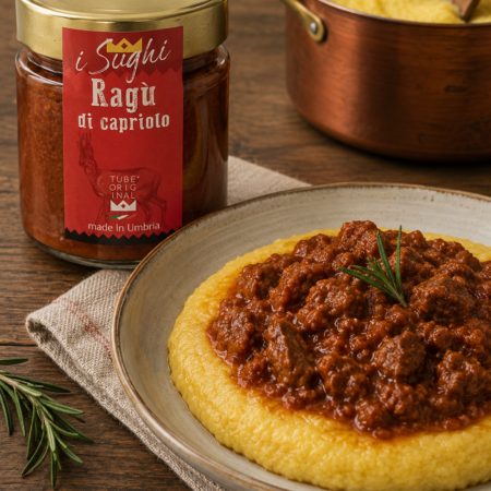 Ragù di Capriolo servito su polenta cremosa, ideale per preparare un piatto ricco e saporito.