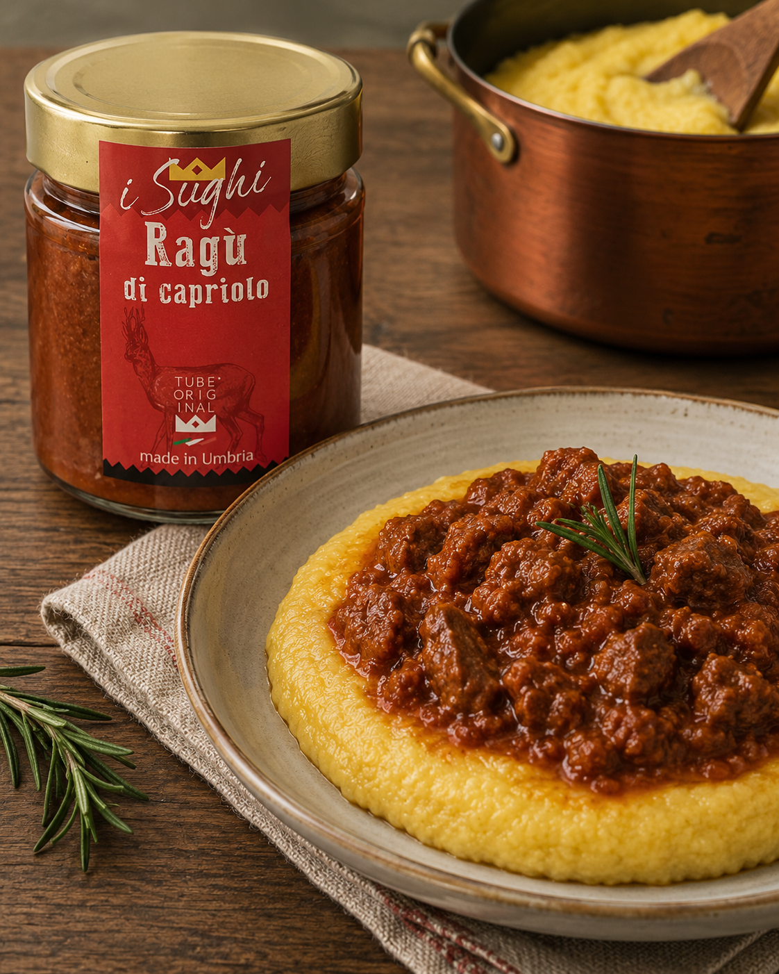 Ragù di Capriolo servito su polenta cremosa, ideale per preparare un piatto ricco e saporito.