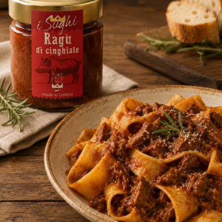 Ragù di Cinghiale servito con pappardelle, ideale per preparare un primo piatto ricco e saporito.
