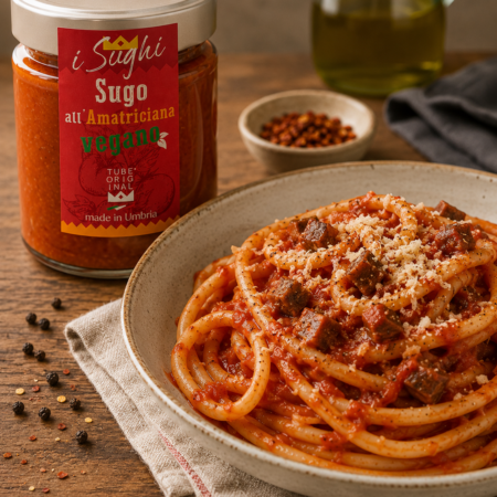 Sugo all'Amatriciana Vegano servito con bucatini, preparato con ingredienti 100% vegetali e pronto all'uso.