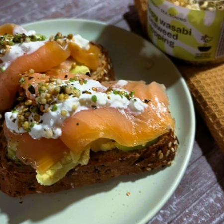 Avocado toast con salmone affumicato, formaggio cremoso e Topping Sea.Sense al Wasabi