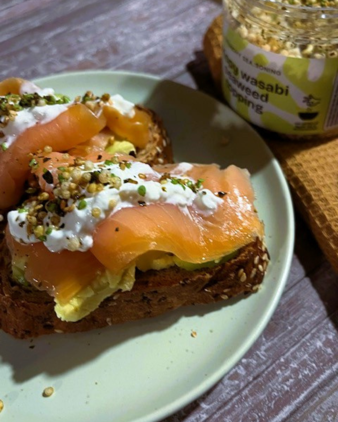 Avocado toast con salmone affumicato, formaggio cremoso e Topping Sea.Sense al Wasabi