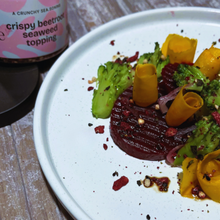 Piatto di verdure composto da barbabietola, broccoli e carote con topping croccante Sea.Sense alle alghe e barbabietola.