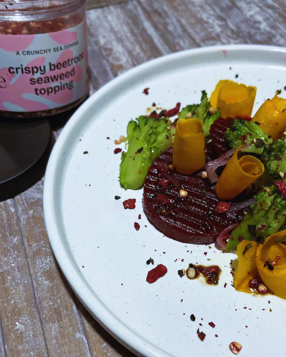 Piatto di verdure composto da barbabietola, broccoli e carote con topping croccante Sea.Sense alle alghe e barbabietola.