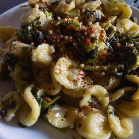 Piatto di orecchiette e cavolo, rifinito con fiocchi croccanti di Topping Sea.Sense alle Alghe e Pomodoro