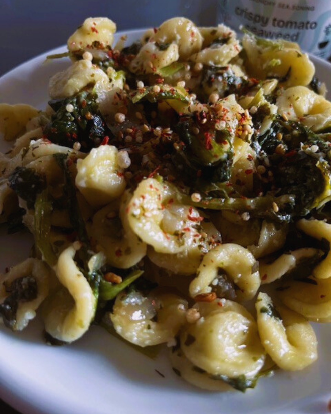 Piatto di orecchiette e cavolo, rifinito con fiocchi croccanti di Topping Sea.Sense alle Alghe e Pomodoro