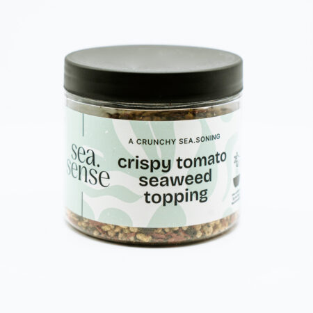 Barattolo da 75 g di Topping Sea.Sense alle Alghe e Pomodoro con etichetta verde chiaro e tappo nero, contenente mix croccante di alghe e pomodoro essiccato.