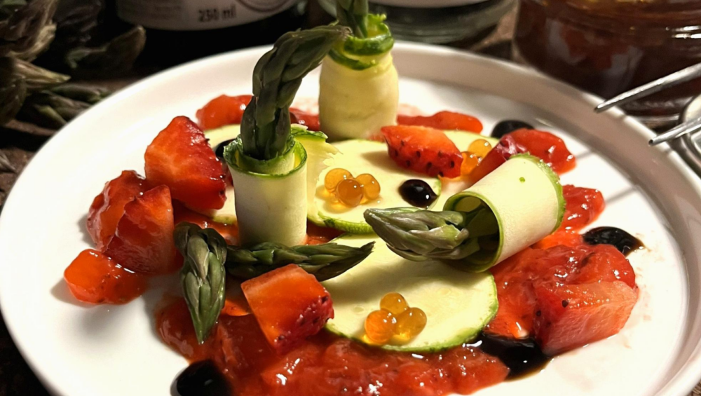 Carpaccio veggie di primavera con zucchine a crudo, asparagi scottati, fragole fresche, purea di fragola al limone nero, condimento all'aglio nero e perle di aceto balsamico