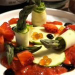 Carpaccio veggie di primavera con zucchine a crudo, asparagi scottati, fragole fresche, purea di fragola al limone nero, condimento all'aglio nero e perle di aceto balsamico