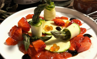 Carpaccio veggie di primavera con zucchine a crudo, asparagi scottati, fragole fresche, purea di fragola al limone nero, condimento all'aglio nero e perle di aceto balsamico