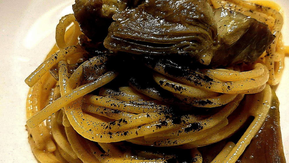 Spaghetti con carciofi e aglio nero, versione carbonara