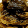 Spaghetti con carciofi e aglio nero, versione carbonara