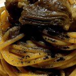 Spaghetti con carciofi e aglio nero, versione carbonara