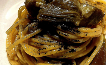 Spaghetti con carciofi e aglio nero, versione carbonara