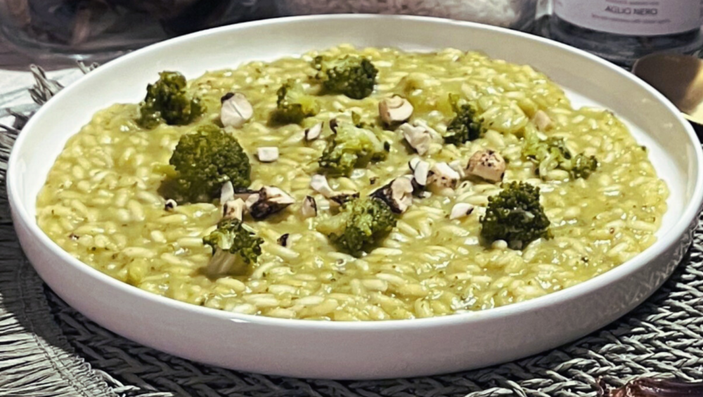 Risotto ai broccoli con aglio nero e anacardi speziati
