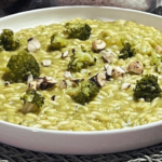 Risotto ai broccoli con aglio nero e anacardi speziati