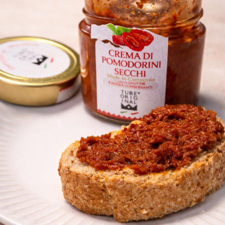 Bruschetta con crema di pomodorini secchi Tube Original su pane croccante