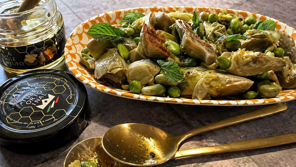 Vignarola con carciofi, fave e piselli, completata con miele al tartufo