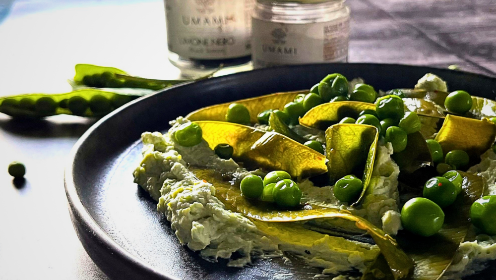 Piselli e baccelli con crema di ricotta, limone nero e sale all’aglio nero