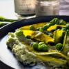 Piselli e baccelli con crema di ricotta, limone nero e sale all’aglio nero