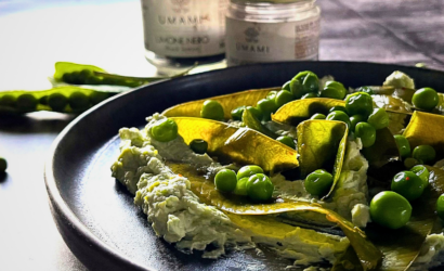 Piselli e baccelli con crema di ricotta, limone nero e sale all’aglio nero