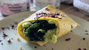 Wrap con crema di fave, cicorie ripassate e topping croccante